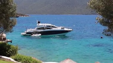 İnsansız hava aracı Karayip Denizi 'ndeki küçük adaların açıklarında büyük bir yata doğru uçuyor. Exumas, Bahamalar adalarında. Hava görünümü