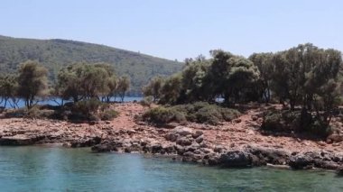 Kameranın küçük yuvarlak tropikal atoll Island resort hotel beyaz kum palmiye ağaçları ve turkuaz Hint Okyanusu ile çevresinde Maldivler, dron görüntüleri havadan görünümü yukarıdaki 4 k uçar
