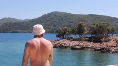 Yakışıklı Başarı Yat Rüzgarında Duran Üfleyen Üfürük Tişörtü Mutluluk Tatil Korkusuzluğu Yavaş Hareket