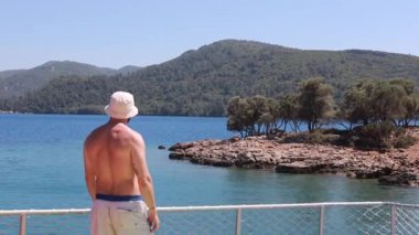 Yakışıklı Başarı Yat Rüzgarında Duran Üfleyen Üfürük Tişörtü Mutluluk Tatil Korkusuzluğu Yavaş Hareket