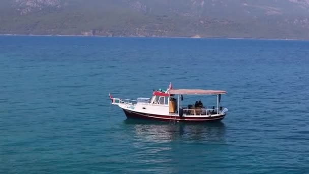 Barco Motor Atado Con Cuerda Poste Madera Muelle Vista Superior — Vídeos de Stock