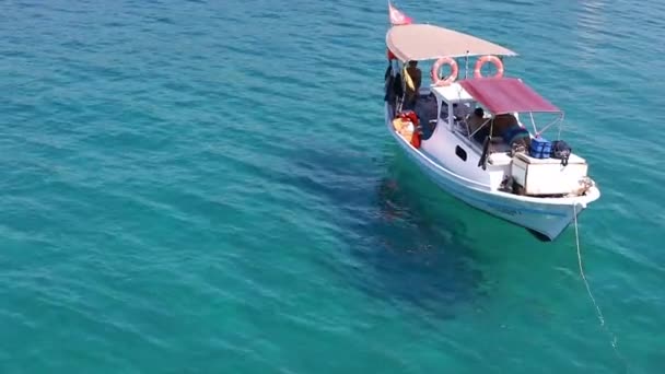 Barco Pesca Com Pescadores Artesanais Perto Costa — Vídeo de Stock