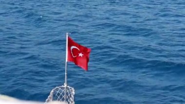 İstanbul ilçeleri arasındaki deniz feribotunda Türk bayrağı var. Deniz ve doğanın arka planında Türk bayrağı sallıyor