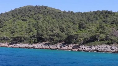 Denize paralel olan dağa. turkuaz su, ağır çekim, 4k