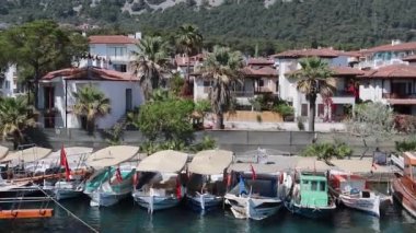 Güneşli bir yaz gününde Bodrum marinasında park etmiş lüks yatlar ve yelkenli tekneler. Şehir Bodrum Yarımadası 'nda..