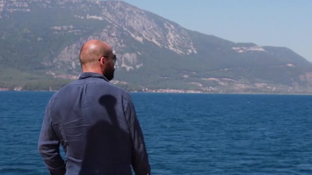 Кавказький Чоловік Плаває Узбережжі Яхти Горами Бірюзовими Водами Літня Відпустка — стокове відео