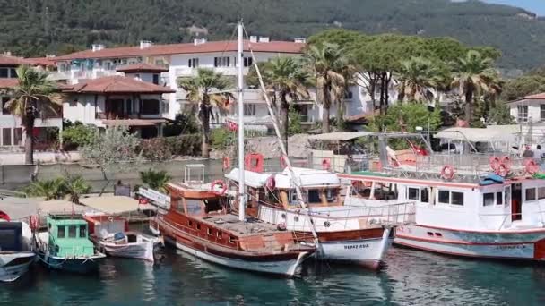 Filmaufnahmen Von Kleinen Hölzernen Fischerbooten Luxuriösen Segelbooten Und Yachten Bodrum — Stockvideo