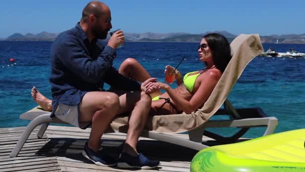 Jeune Couple Prenant Cocktail Bord Plage Dans Bar Villégiature Luxe — Video