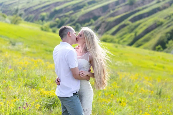 Hermosa Joven Mujer Hombre Caminar Abrazo Beso Naturaleza Atardecer — Foto de Stock