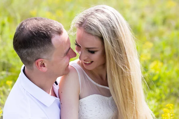 Pareja Feliz Aire Libre Pareja Sonriente Relajándose Parque Familia Sobre — Foto de Stock