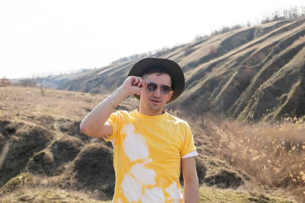 Retrato Cara Chapéu Amarelo Shirt Montanhas Pôr Sol Desfrutar Vista — Fotografia de Stock