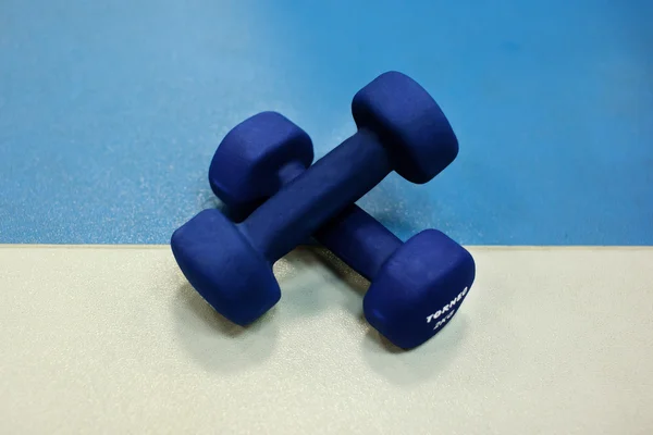 Small blue dumbbells isolated with clipping path. — Stock Photo, Image