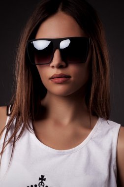 Büyük gözlüklü güzel genç bir manken.