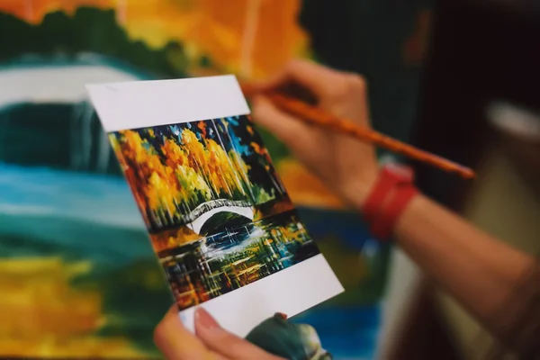 Художник смешивает масляные краски на поддоне различных цветов — стоковое фото