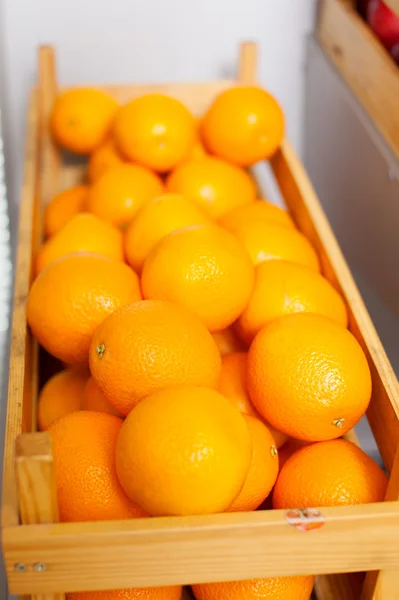 Caixa de laranja saborosa madura vista lateral isolada — Fotografia de Stock