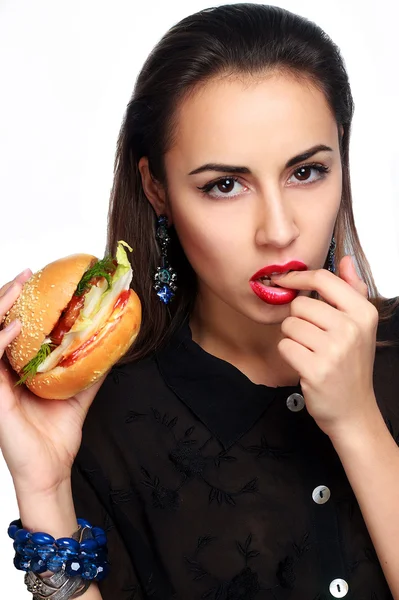 Hermosa chica con una hamburguesa de fondo blanco — Foto de Stock