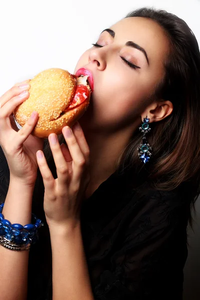 Gyönyörű lány, egy hamburger fehér háttér — Stock Fotó