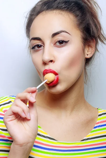 Menina bonita com doces em um pau — Fotografia de Stock