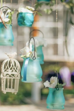 Güzel çiçekler, süspansiyon hücreleri ile beyaz dekoratif kafes