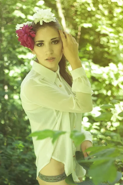 Giovane ragazza e fiori tra i capelli — Foto Stock