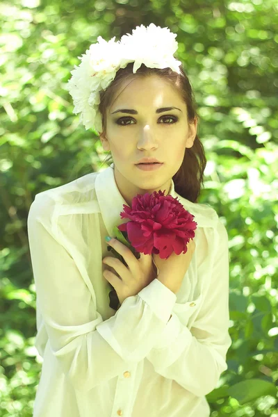 Mladá dívka a květiny ve vlasech — Stock fotografie