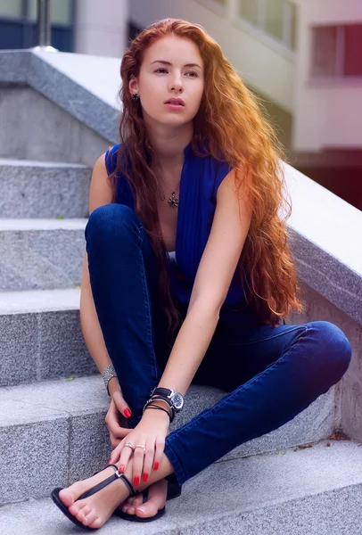 Mujer joven al aire libre retrato. Colores suaves y soleados . — Foto de Stock