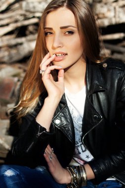 moda model parlak makyaj ve manikür eller üzerinde