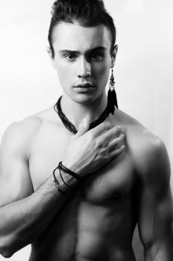 Sakal ciddi closeup ile seksi adam