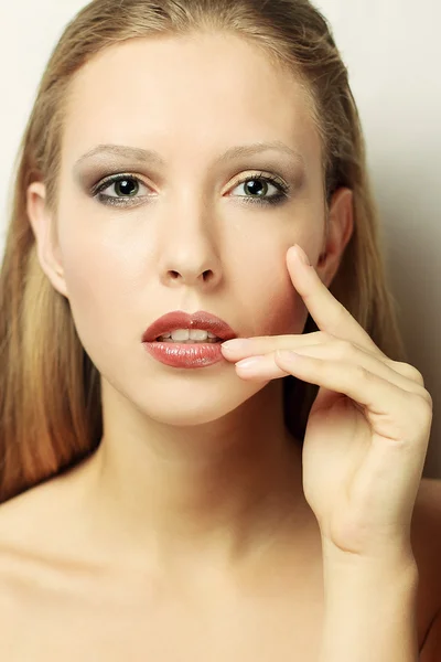 Modelo de moda con maquillaje brillante y manicura en las manos — Foto de Stock