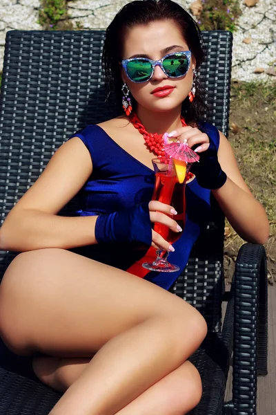 Joven hermosa chica morena sexy en un traje de baño con gafas y adornos alrededor de la piscina retrato de cerca —  Fotos de Stock