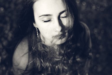 moda model parlak makyaj ve manikür eller üzerinde