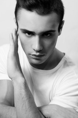 yakışıklı bare.chested genç adam