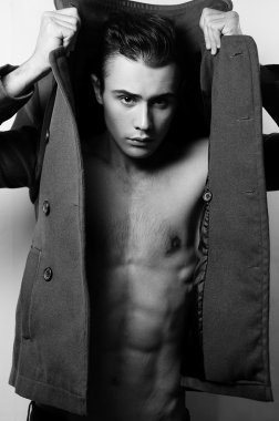 yakışıklı bare.chested genç adam