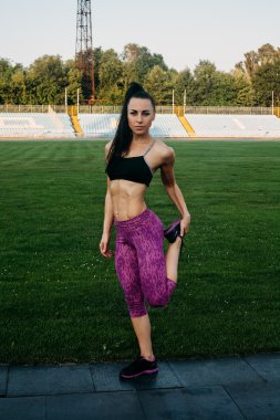 Stadyumda dumbbells ile ince atletik kadın