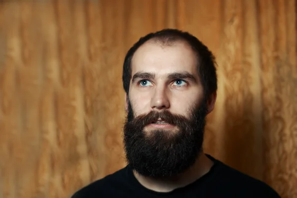 Retrato de homem barbudo tatuado vestindo camiseta branca — Fotografia de Stock