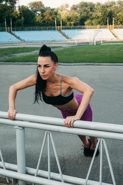Vékony sportos nő a súlyzók a stadion — Stock Fotó