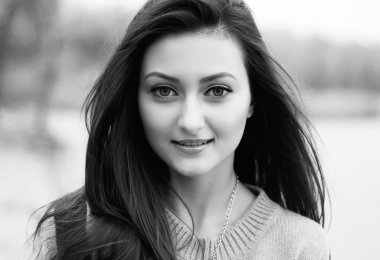 Açık havada dikey güzel kadının dumanlı makyaj gözleri