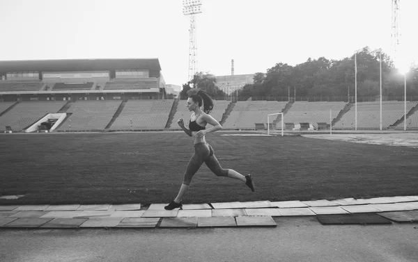 Slim atletické žena s činkami na stadionu — Stock fotografie