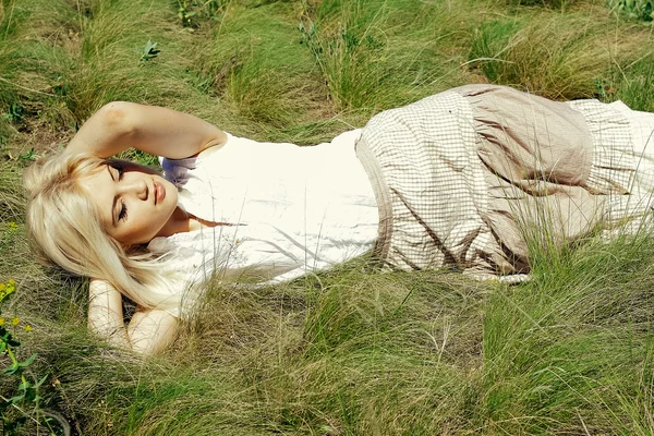 Woman sleep on grass — Stock Photo, Image