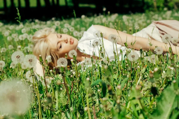 Mujer dormir en la hierba — Foto de Stock