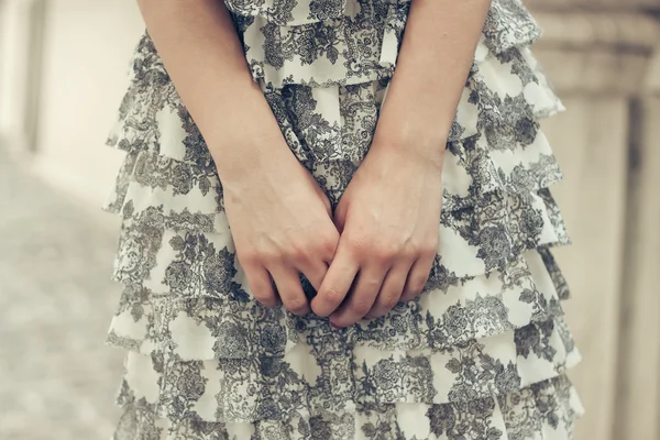 Μοντέρνα γυναίκα τα χέρια και ριγέ φόρεμα πόλη — Φωτογραφία Αρχείου