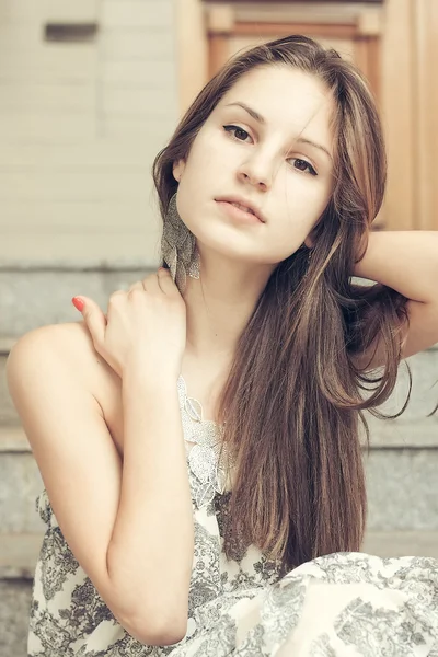 Retrato al aire libre de mujer hermosa ojos ahumados maquillaje — Foto de Stock