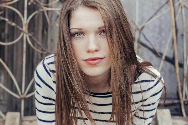 Açık havada dikey güzel kadının dumanlı makyaj gözleri