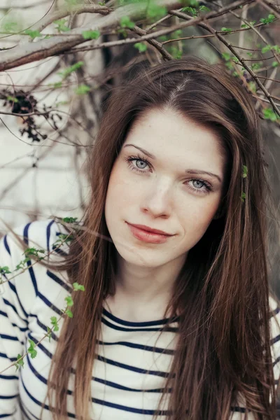 Açık havada dikey güzel kadının dumanlı makyaj gözleri