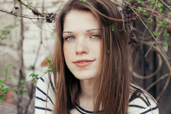 Açık havada dikey güzel kadının dumanlı makyaj gözleri