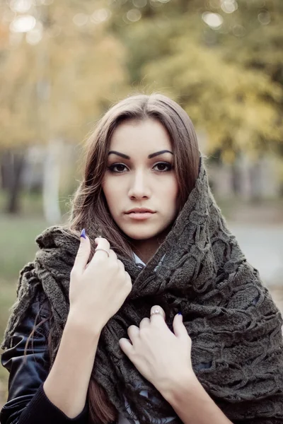 悲伤、 深色头发的女人裹着一条围巾 — 图库照片