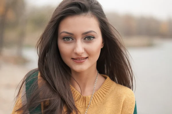 Mulher elegante bonita em um parque outono — Fotografia de Stock