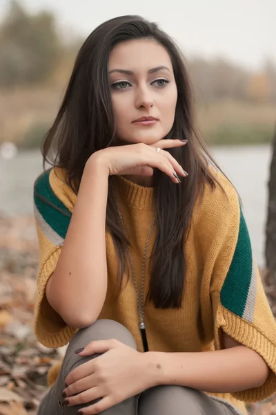 Hermosa mujer elegante en un parque de otoño — Foto de Stock