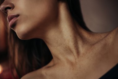 Açık omuz ve güzel collarbones