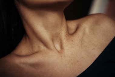 Açık omuz ve güzel collarbones